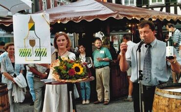 Im Jahr 2000 sind die Weintage zum ersten Mal gefeiert worden. Die Württembergische Weinprinzessin Andrea Zipf und der damalige 