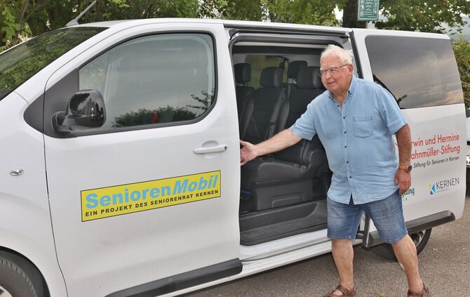 Rolf Deiß öffnet die Tür des Seniorenmobils, bereit für eine neue Fahrt durch Kernen.
