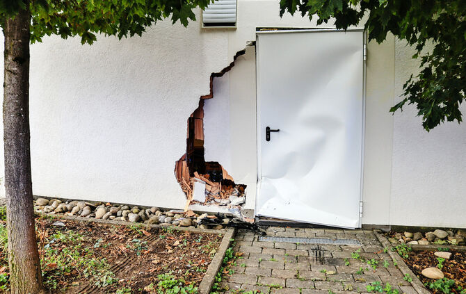 Ein Loch klafft in der Wand des evangelischen Gemeindehauses.