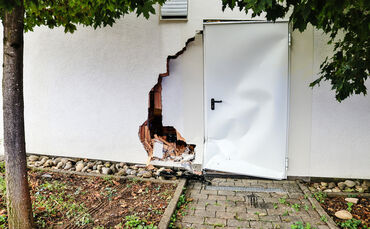 Ein Loch klafft in der Wand des evangelischen Gemeindehauses.