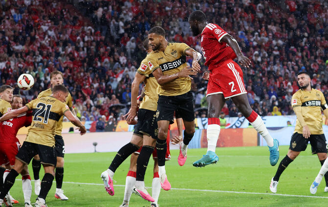 Eine Ecke führt zum ersten Tor der Bundesliga-Saison: Dayot Upamecano trifft gegen den VfB Stuttgart zur Führung des FC Bayern.
