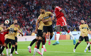 Eine Ecke führt zum ersten Tor der Bundesliga-Saison: Dayot Upamecano trifft gegen den VfB Stuttgart zur Führung des FC Bayern.