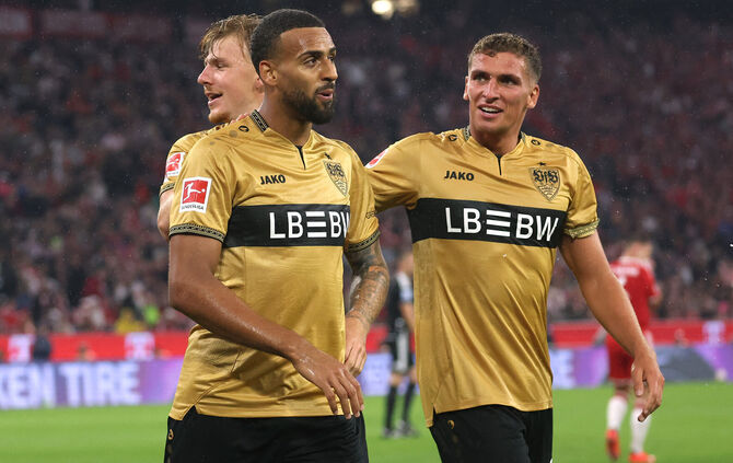 Josha Vagnoman nach seinem Ausgleichstreffer mit Grischa Prömel und Finn Jeltsch.