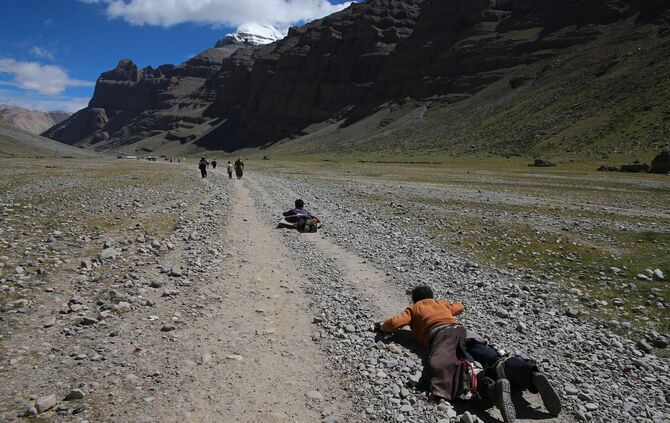 Tibetische Pilger umrunden den Berg Kailash