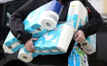 Toilettenpapier und Küchenrollen