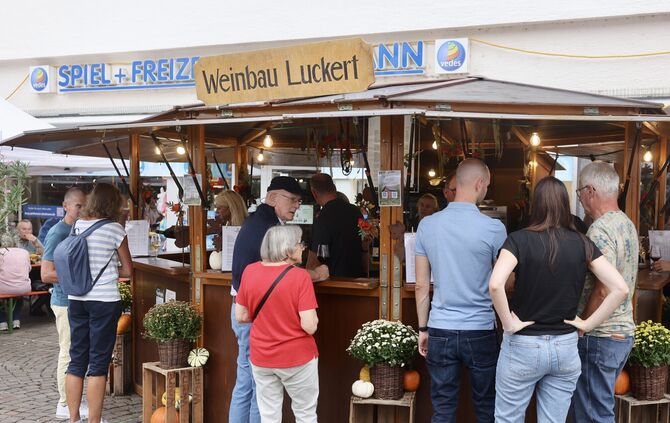 Seit Freitagabend steht der Winnender Marktplatz ganz im Zeichen des Weins. Mittendrin: die Winnender Weingüter, hier der Stand