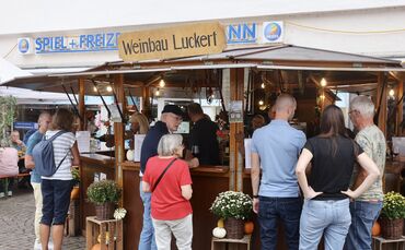 Seit Freitagabend steht der Winnender Marktplatz ganz im Zeichen des Weins. Mittendrin: die Winnender Weingüter, hier der Stand 