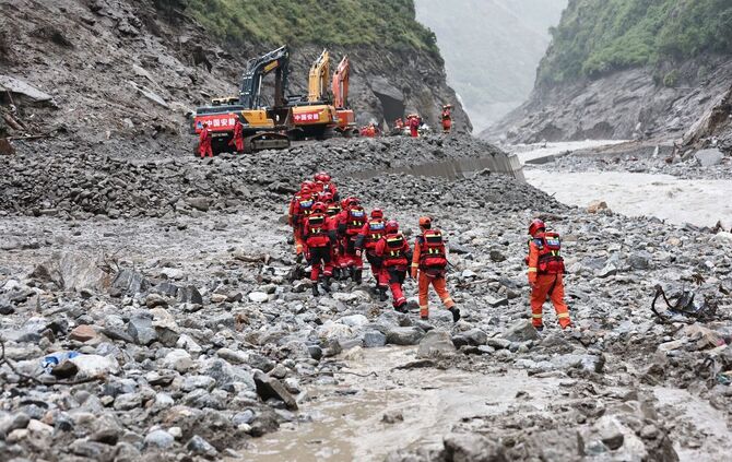 Sturzflut an Grenze zwischen China und Nepal