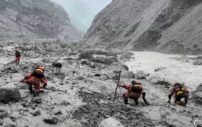 Sturzflut an Grenze zwischen China und Nepal