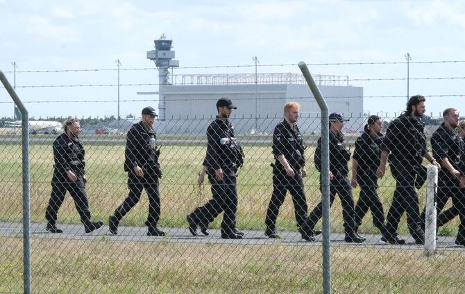 Polizisten auf dem Flughafen Leipzig/Halle