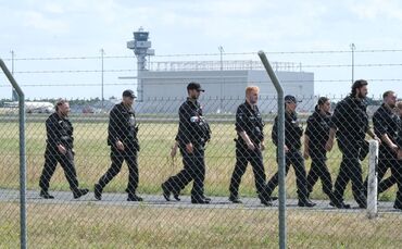 Polizisten auf dem Flughafen Leipzig/Halle 