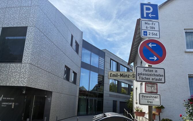 Schilder in der Emil-Münz-Straße vor dem Landratsamtsgebäude (Stand 26.8.).