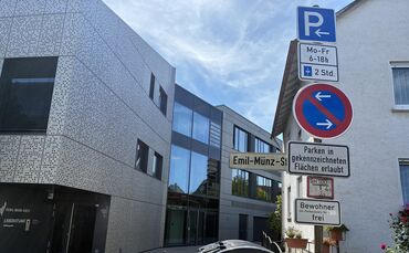 Schilder in der Emil-Münz-Straße vor dem Landratsamtsgebäude (Stand 26.8.).