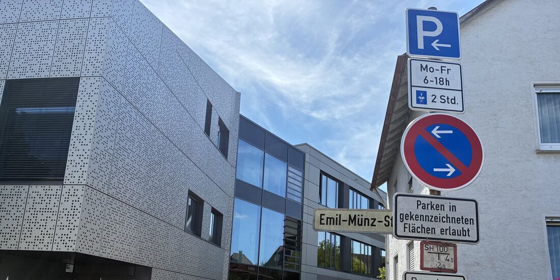 Schilder in der Emil-Münz-Straße vor dem Landratsamtsgebäude (Stand 26.8.).