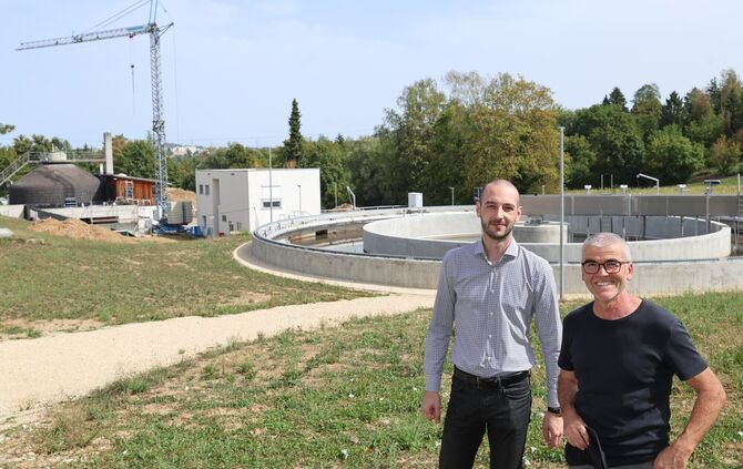 Großbaustelle Klärwerk Krättenbach: Beigeordneter Dennis Folk (links) und Michael Hoffmann, Leiter der Abwasserreinigung vor dem