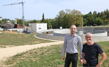 Großbaustelle Klärwerk Krättenbach: Beigeordneter Dennis Folk (links) und Michael Hoffmann, Leiter der Abwasserreinigung vor dem