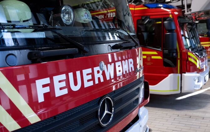 Feuerwehrleute öffneten Teile des Dachs, um die Flammen zu löschen. (Symbolbild)