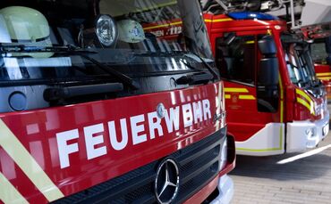 Feuerwehrleute öffneten Teile des Dachs, um die Flammen zu löschen. (Symbolbild)