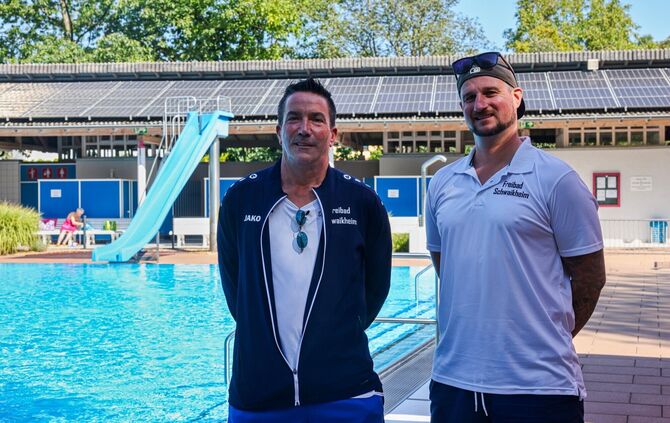 Behalten im Freibad Schwaikheim den Überblick: die Schwimmmeister Stefan
Weichedel (links) und Patrick Scheu.
