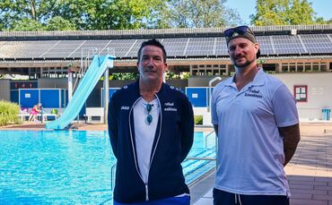 Behalten im Freibad Schwaikheim den Überblick: die Schwimmmeister Stefan
Weichedel (links) und Patrick Scheu.