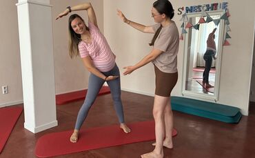 Mehr als Schwangerschaftsyoga: Jenny Souliotis mit Verena Hauck (rechts).