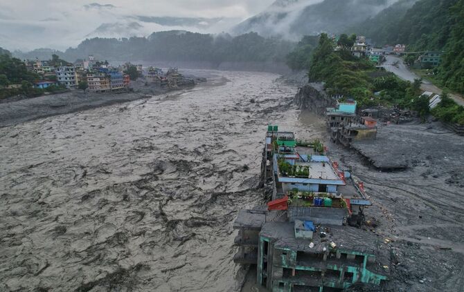 Viele der Schülerinnen und Schüler konnten sich nur Sekunden bevor die Flutwelle den Ort Trishuli Bazaar zerstörte, in höher gel