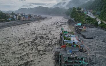 Viele der Schülerinnen und Schüler konnten sich nur Sekunden bevor die Flutwelle den Ort Trishuli Bazaar zerstörte, in höher gel