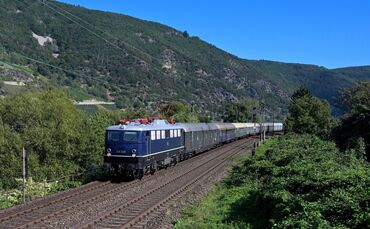 Auf schönster Strecke zum "Rhein in Flammen": Die Elektrolok 110 228 aus dem Jahr 1961 zieht den Nostalgie-Zug, dessen Wagen aus