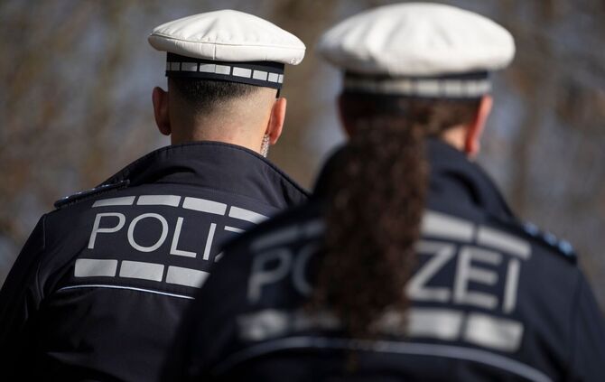 Die Polizei fahndet nach dem Tatverdächtigen. (Symbolbild)