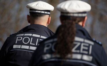 Die Polizei fahndet nach dem Tatverdächtigen. (Symbolbild)
