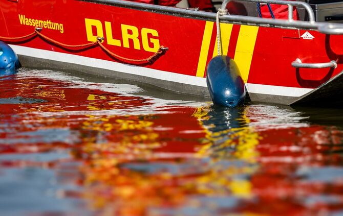 Rettungskräfte bergen den Toten aus dem Baggersee nahe der französischen Grenze. (Symbolbild)