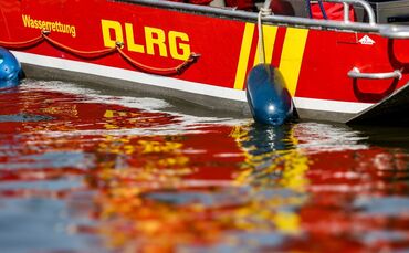 Rettungskräfte bergen den Toten aus dem Baggersee nahe der französischen Grenze. (Symbolbild)
