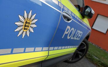 Bei dem Unfall wurde die Fahrerin und eine Mitfahrerin verletzt (Symbolfoto).