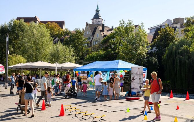 Familien mit Kindern an Mitmach-Stationen beim Kinderfest in der Backnanger Innenstadt.