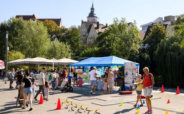 Familien mit Kindern an Mitmach-Stationen beim Kinderfest in der Backnanger Innenstadt.