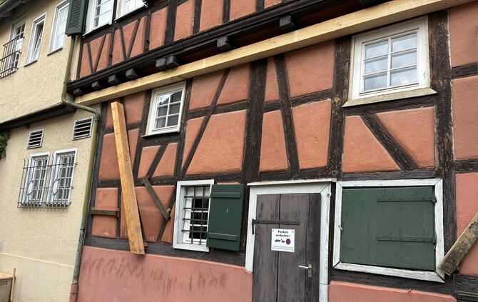 Die Fassade hat sich schon nach vorne gewölbt, die Statik ist gefährdet: Die Ostfassade der ehemaligen Lateinschule muss mit ein