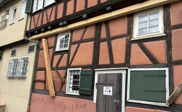 Die Fassade hat sich schon nach vorne gewölbt, die Statik ist gefährdet: Die Ostfassade der ehemaligen Lateinschule muss mit ein