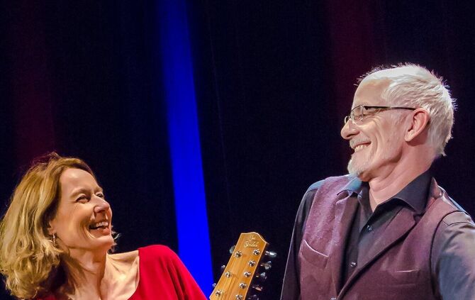 Barbara Gräsle und Rudolf Guckelsberger präsentieren in der Stadtbücherei ihr Programm „Ein Viertele Tod".