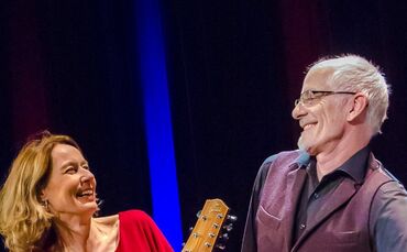 Barbara Gräsle und Rudolf Guckelsberger präsentieren in der Stadtbücherei ihr Programm „Ein Viertele Tod".