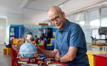 Ewald Müller, ehemals Lehrer, begeistert sich seit Jahrzehnten für Astronomie und zeigt Kindern, wie faszinierend es ist, sich m