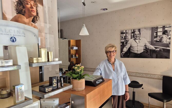 Angelika Bareis ist seit 50 Jahren im Friseurhandwerk tätig: Ihr verstorbener Mann und Lehrmeister, Siegfried Bareis, ist durch