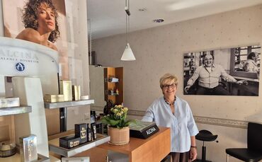 Angelika Bareis ist seit 50 Jahren im Friseurhandwerk tätig: Ihr verstorbener Mann und Lehrmeister, Siegfried Bareis, ist durch