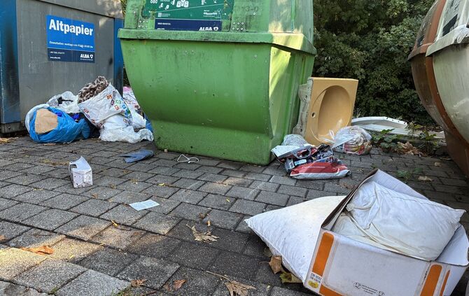 Waschbecken, Kopfkissen und Co. (am 31.8.): In vielen Fotos haben wir Zustände am Container-Standort Max-Eyth-Straße in Waibling