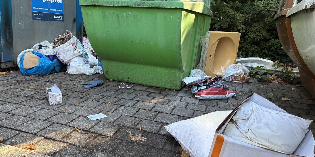 Waschbecken, Kopfkissen und Co. (am 31.8.): In vielen Fotos haben wir Zustände am Container-Standort Max-Eyth-Straße in Waibling
