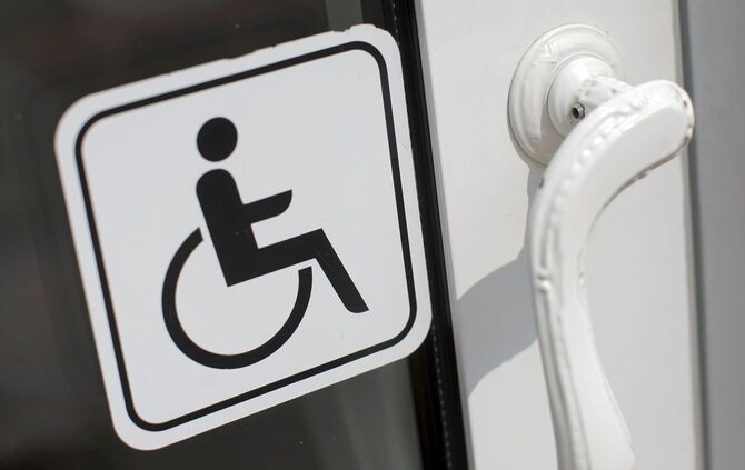 Hinweis-Schild für Menschen mit Behinderung