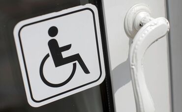 Hinweis-Schild für Menschen mit Behinderung