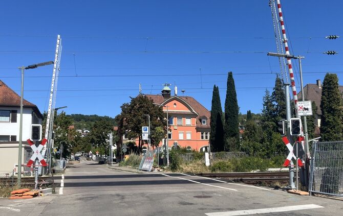 Der Bahnübergang Brückenstraße funktioniert wieder einwandfrei.