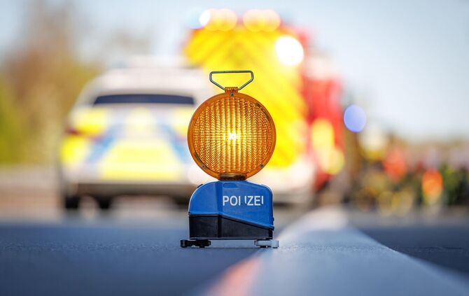 Die Autobahn wurde kurzzeitig gesperrt, damit der Rettungsdienst arbeiten konnte. (Symbolbild)