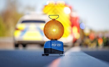 Die Autobahn wurde kurzzeitig gesperrt, damit der Rettungsdienst arbeiten konnte. (Symbolbild)