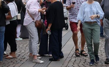 Auf dem Blindenleitstreifen standen bei den Weintagen nicht nur Menschen - sondern zum Ärger von Betroffenen auch Fässer.